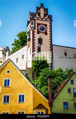 Das Hohe Schloss Füssen Clock Tower mit Blick auf die Altstadt in Süddeutschland Stockfoto