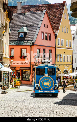 Sommer touristische Traktor - Zug Fahrt durch das Herz von Füssen in Süddeutschland Stockfoto