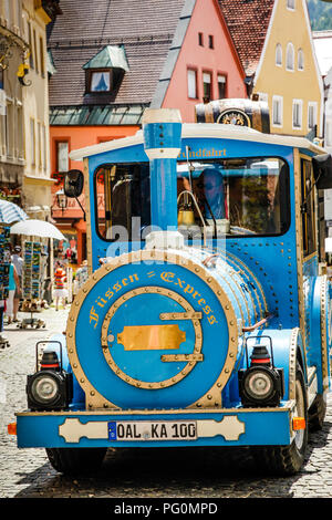 Sommer touristische Traktor - Zug Fahrt durch das Herz von Füssen in Süddeutschland Stockfoto