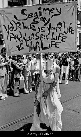 Gay Freedom Day Parade marcher trägt Zeichen, San Francisco, Kalifornien, USA, 1970er Jahre Stockfoto