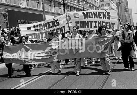 Parade zum Gay Freedom Day, Banner für Frauen, San Francisco, Kalifornien, 1970er Jahre. Juni 26 Stockfoto