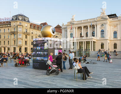 Zürich, Schweiz - 27 September 2017: Menschen auf Sechselautenplatz Square, der Treffpunkt der Zurich Film Festival, Gebäude auf dem Platz. Stockfoto