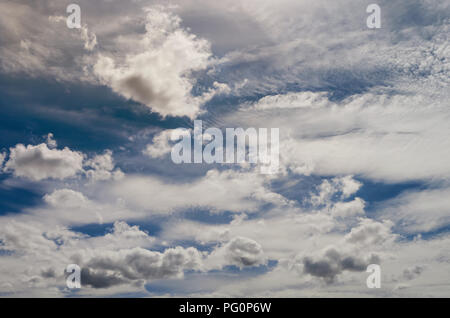 Blauen Sommerhimmel mit schönen Wolken auf es Stockfoto