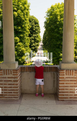 Mogosoaia, Rumänien - August 05, 2018: Junge Mädchen an der Gasse Eingang an Mogosoaia Palace in der Nähe von Bukarest, Rumänien. Stockfoto