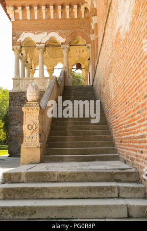 Mogosoaia, Rumänien - 05. August 2018: Beton Treppe zum Eingang an Mogosoaia Palace in der Nähe von Bukarest, Rumänien. Stockfoto