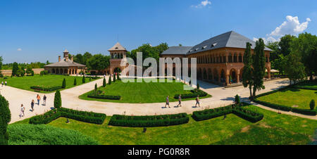 Mogosoaia, Rumänien - 05. August 2018: Touristische besuchen Mogosoaia Palace in der Nähe von Bukarest, Rumänien. Panorama der Innenhof, Küche, Beobachten Stockfoto