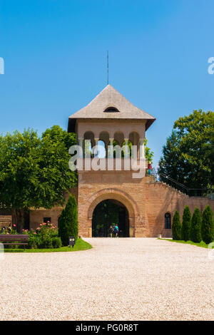 Mogosoaia, Rumänien - 05. August 2018: Touristische besuchen Wachtturm an Mogosoaia Palace in der Nähe von Bukarest, Rumänien. Stockfoto