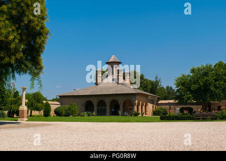 Mogosoaia, Rumänien - 05. August 2018: Die alte Küche Gebäude an Mogosoaia Palace in der Nähe von Bukarest, Rumänien. Stockfoto