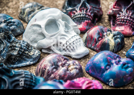 Bemalte Schädel und Baby Gesichter. Stockfoto