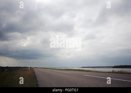 Blick vom Deich in der Nähe von ketelhaven mit einigen beeindruckenden clud Formationen. Stockfoto