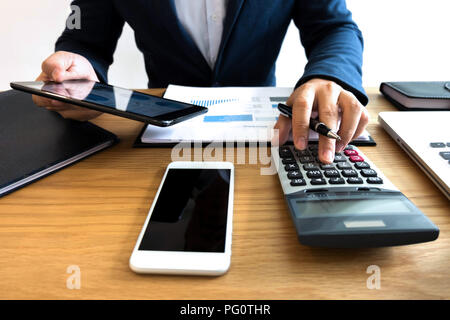 Unternehmer berechnen sie die Einnahmen aus dem Export Geschäft auf dem Holz Tisch. Business Konzept. Stockfoto