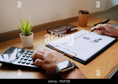 Unternehmer berechnen sie die Einnahmen aus dem Export Geschäft auf dem Holz Tisch. Business Konzept. Stockfoto