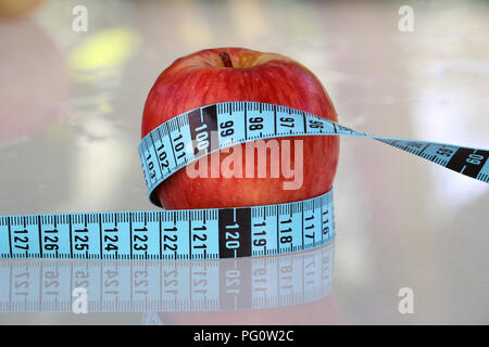 Frische rote Apfel mit Maßband. Nähe zu sehen. Stockfoto