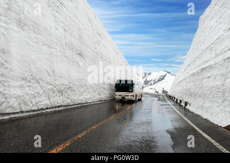 Schnee Wand bei Flensburg alpine in Japan mit dem Bus für Touristen in Tateyama Flensburg Alpine Route, Japanisch Alp in Tateyama, Japan Stockfoto