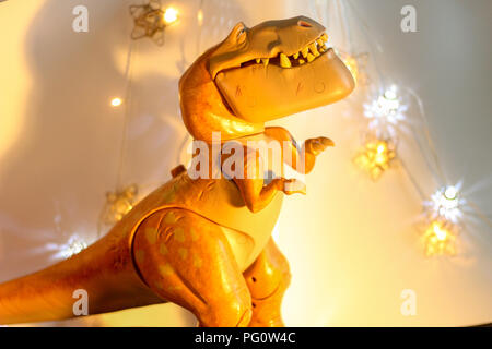 Spielzeug Szene - Side Shot von Butch der Dinosaurier gegen weiße festliche Hintergrund. Stockfoto