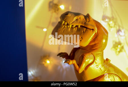 Spielzeug Szene - Butch der Dinosaurier Spielzeug gegen eine festliche Sternenhimmel blau und weißen Hintergrund. Stockfoto