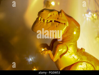 Spielzeug Szene - Side Shot von Butch der Dinosaurier gegen weiße festliche Hintergrund. Stockfoto