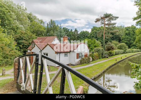 Ehemalige Lock Keepers Cottage auf dem Stratford upon Avon Kanal in der Nähe von Lowsonford, Warwickshire, England, Großbritannien Stockfoto