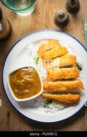 Knusprige Katsu Chicken Curry mit Reis & Petersilie Stockfoto