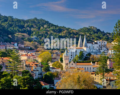 Portugal, die Küste von Lissabon, Sintra, Gesamtansicht mit dem Königlichen Palast und dem Rathaus Gebäude Stockfoto