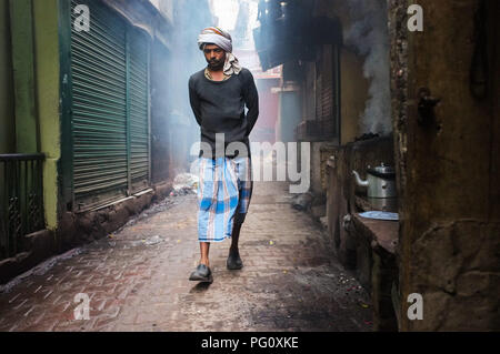 VARANASI, INDIEN - 20 Februar 2015: Straße tee Anbieter vor seinem Stall, während Feuer seine Wasser kocht. Stockfoto