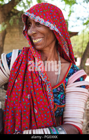 GODWAR REGION, INDIEN - 14 Februar 2015: Portrait von Rabari tribeswoman tragen saree und Armreifen. Rabari sind eine indische Gemeinschaft im Zustand von guja Stockfoto