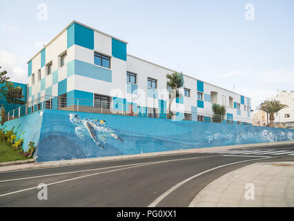 PUERTO DEL ROSARIO - Fuerteventura - 12. Februar 2018. Große bunte Gebäude mit Malerei eine große Schildkröte Stockfoto