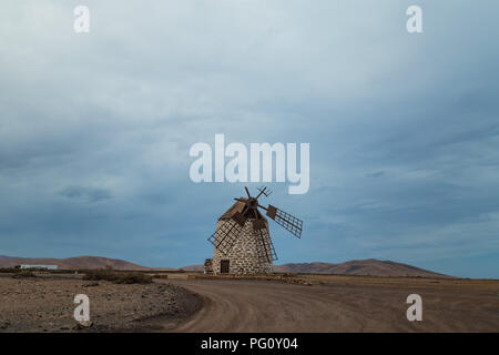 Traditionelle Stein Windmühle in El Cotillo, Fuerteventura, Kanarische Inseln, Spanien. Stockfoto