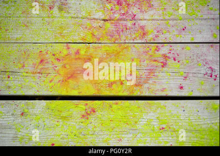 Gelb und rosa Farbe Holi, auf dem Holzboden verstreut Stockfoto