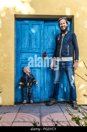 Vater und Sohn in der blauen Tür weg. Stockfoto