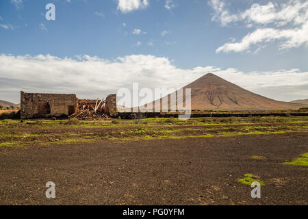 Vulkan und verlassenen Haus in der Nähe von La Oliva, Las Palmas, Fuerteventura, Spanien. Stockfoto