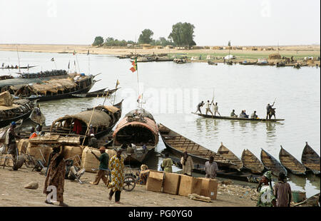 Pirogen auf dem Fluss Niger nahe Mopti in Mali für redaktionelle NUR VERWENDEN Stockfoto