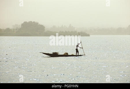Piroge auf dem Fluss Niger bei Segou in Mali für redaktionelle NUR VERWENDEN Stockfoto