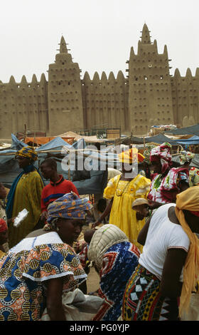 Menschen am Montag Markt in der Großen Moschee von Djenne, Mali für redaktionelle NUR VERWENDEN Stockfoto