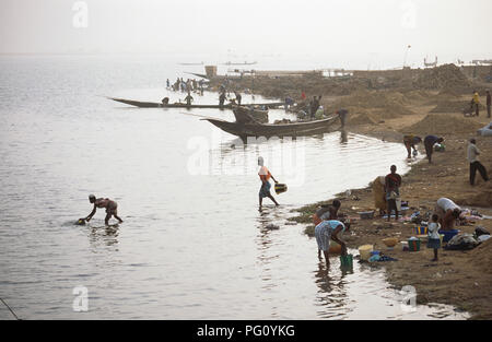 Angeln und Wäsche waschen am Ufer des Flusses Niger in Segou, Mali für redaktionelle NUR VERWENDEN Stockfoto