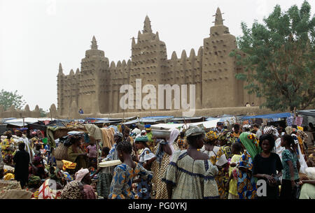 Menschen am Montag Markt in der Großen Moschee von Djenne, Mali für redaktionelle NUR VERWENDEN Stockfoto