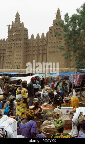 Stände und Menschen am Montag Markt in der Großen Moschee von Djenne, Mali für redaktionelle NUR VERWENDEN Stockfoto