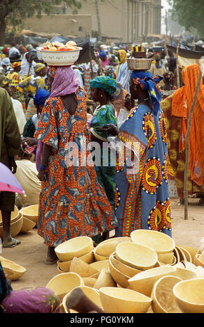 Farbenfroh gekleideten Frauen am Montag Markt in der Großen Moschee von Djenne, Mali für redaktionelle NUR VERWENDEN Stockfoto