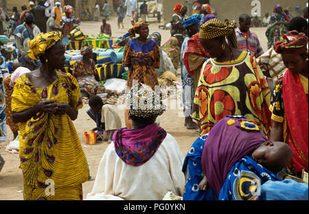 Farbenfroh gekleideten Frauen am Montag Markt in der Großen Moschee von Djenne, Mali für redaktionelle NUR VERWENDEN Stockfoto