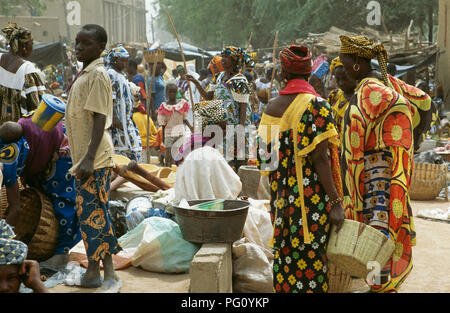 Farbenfroh gekleideten Frauen am Montag Markt in der Großen Moschee von Djenne, Mali für redaktionelle NUR VERWENDEN Stockfoto