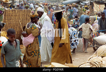 Menschen am Montag Markt in der Großen Moschee von Djenne, Mali für redaktionelle NUR VERWENDEN Stockfoto