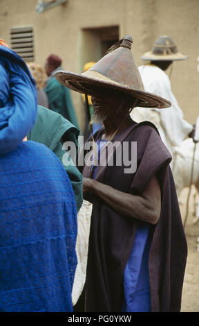 Fulani Hirt außerhalb der Großen Moschee von Djenne, Mali für redaktionelle NUR VERWENDEN Stockfoto