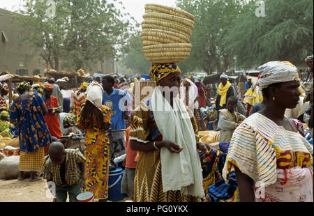 Menschen am Montag Markt in der Großen Moschee von Djenne, Mali für redaktionelle NUR VERWENDEN Stockfoto
