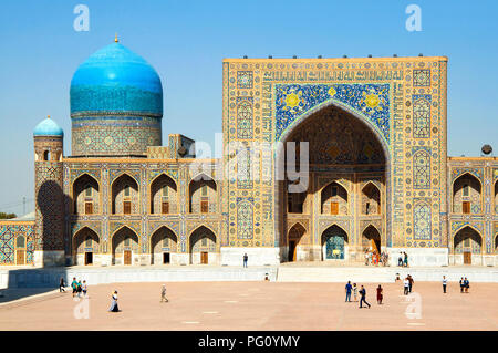 Tilya Kori Madrasah mit Blue Dome am Registan Platz an einem sonnigen Tag in Samarkand Stockfoto