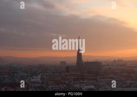 Blick über Wien Sonnenuntergang Horizont, Stephansdom Stockfoto