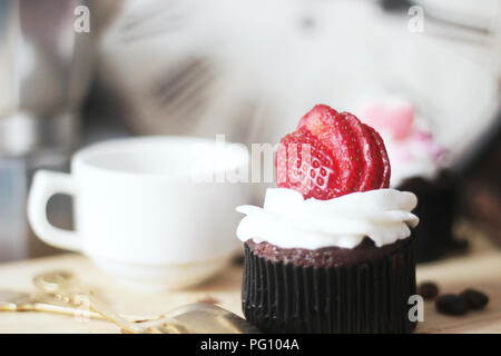 Chocolate Cupcake mit köstlichen Creme Stockfoto