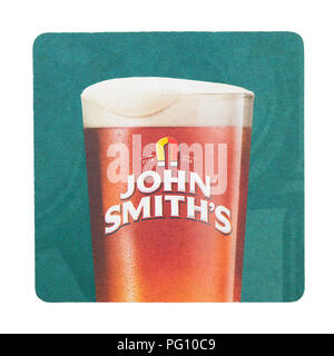 LONDON, Großbritannien - 22 August, 2018: John Smith's Papier Bier beermat Coaster auf weißem Hintergrund. Stockfoto