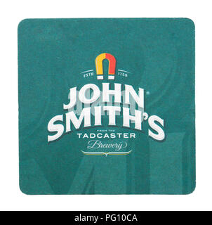 LONDON, Großbritannien - 22 August, 2018: John Smith's Papier Bier beermat Coaster auf weißem Hintergrund. Stockfoto