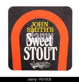 LONDON, Großbritannien - 22 August, 2018: John Smith's sweet Stout Bier Papier beermat Coaster auf weißem Hintergrund. Stockfoto