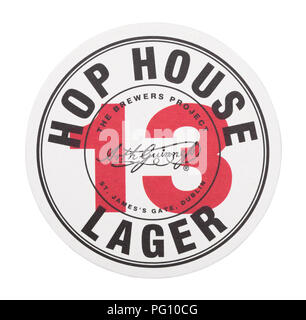 LONDON, Großbritannien - 22 August, 2018: 13 Hop House Lager Papier Bier beermat Coaster auf weißem Hintergrund. Stockfoto